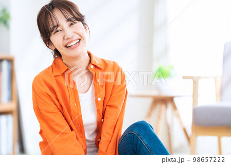 リビングでくつろぐ女性 リビングでくつろぐ女性 98657222