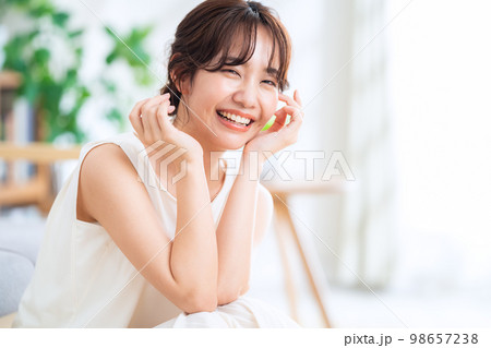 女性　ビューティー　美容　メイク　スキンケア 98657238