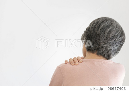 肩を押さえるシニア女性の後ろ姿 98657408