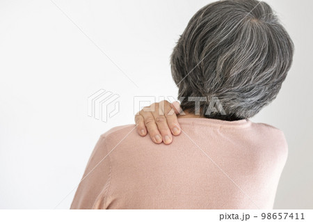 肩を押さえるシニア女性の後ろ姿 98657411