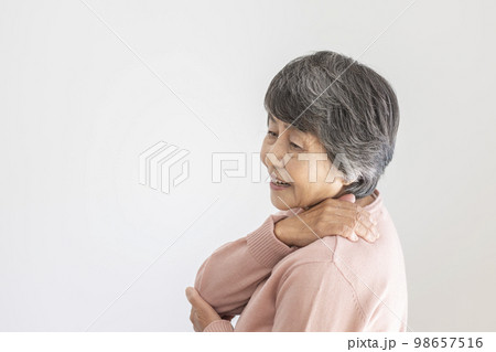 肩を押さえるシニア女性 98657516