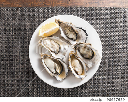 殻付きの蒸し牡蠣 98657629