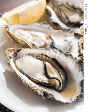 殻付きの蒸し牡蠣 98657633