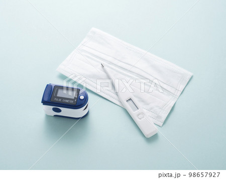 パルスオキシメーターと不織布マスクと体温計 98657927