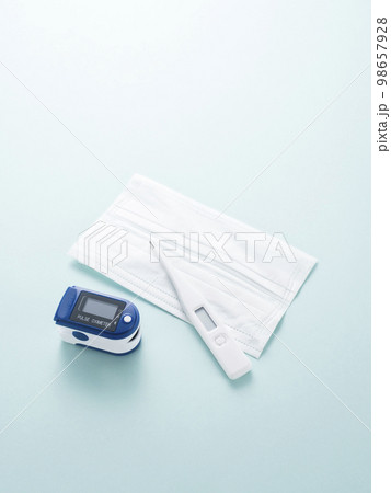 パルスオキシメーターと不織布マスクと体温計 98657928