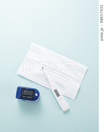 パルスオキシメーターと不織布マスクと体温計 98657932