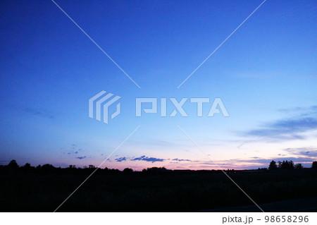 ピンクと青の海と夕日 98658296