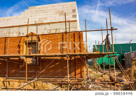 Construction of an old-style building with arched windows Construction of an old-style building with arched windows 98658446