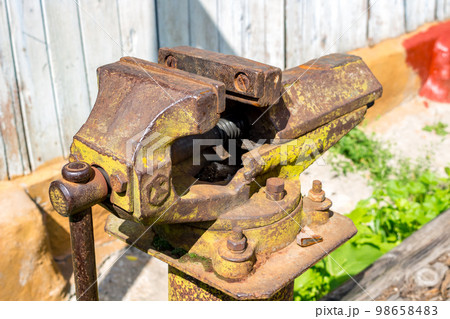 Large metal vise on the street, rural equipment Large metal vise on the street, rural equipment 98658483