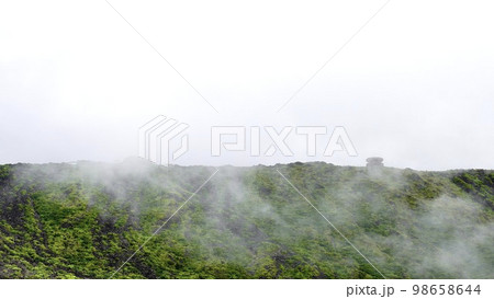 白い雲がかかる伊豆諸島大島の三原山の山頂の拡大写真 白い雲がかかる伊豆諸島大島の三原山の山頂の拡大写真 98658644