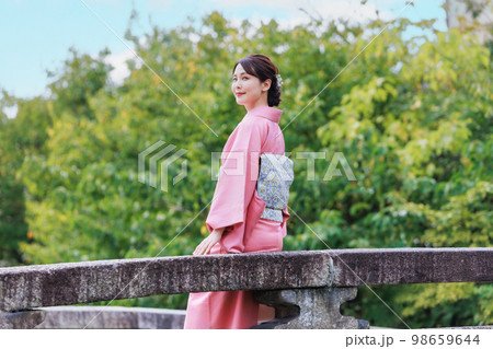 京都観光・白川古門前橋に佇む着物姿の女性 京都観光・白川古門前橋に佇む着物姿の女性 98659644