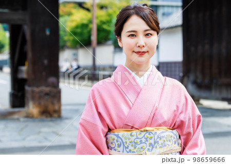 着物姿で京都観光をする若い女性 着物姿で京都観光をする若い女性 98659666
