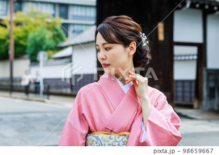 着物姿で京都観光をする若い女性 着物姿で京都観光をする若い女性 98659667