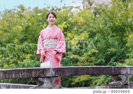 京都観光・白川古門前橋を渡る着物姿の女性 京都観光・白川古門前橋を渡る着物姿の女性 98659669