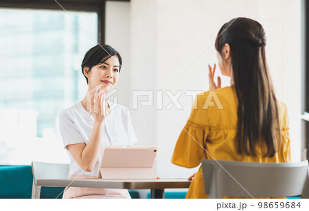 接客する美容クリニックのスタッフ 接客する美容クリニックのスタッフ 98659684