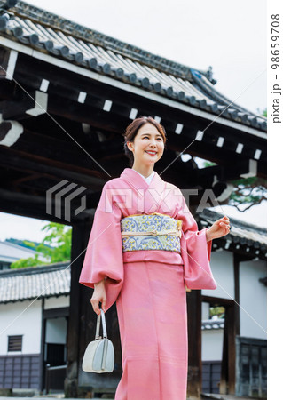 着物姿で京都観光をする若い女性 着物姿で京都観光をする若い女性 98659708