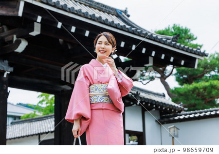 着物姿で京都観光をする若い女性 着物姿で京都観光をする若い女性 98659709