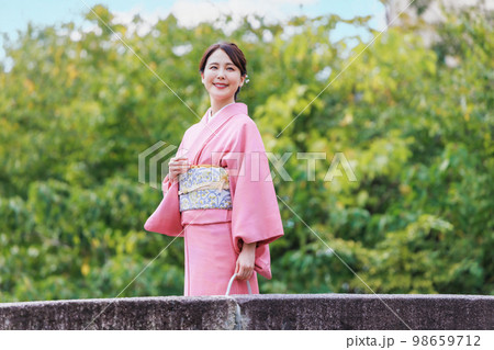 京都観光・白川古門前橋を渡る着物姿の女性 京都観光・白川古門前橋を渡る着物姿の女性 98659712