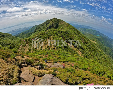 国見岳山頂からの妙見岳と有明海 98659936