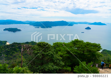 【世界遺産　嚴島神社】獅子岩から見た瀬戸内海の島々　広島県廿日市市 98660221