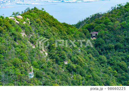 【世界遺産　嚴島神社】獅子岩から見た宮島ロープウェイと榧谷駅1　広島県廿日市市 98660225
