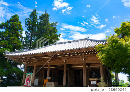 【世界遺産 嚴島神社】弥山本堂と青空 広島県廿日市市 【世界遺産 嚴島神社】弥山本堂と青空 広島県廿日市市 98660242