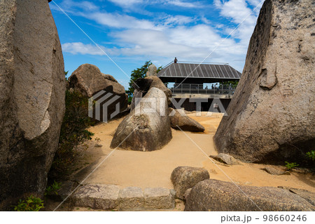 【世界遺産 嚴島神社】弥山山頂にある巨石と宮島弥山展望休憩所 広島県廿日市市 【世界遺産 嚴島神社】弥山山頂にある巨石と宮島弥山展望休憩所 広島県廿日市市 98660246