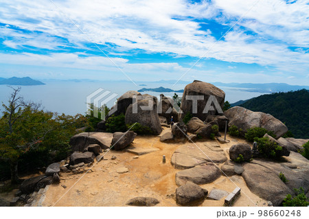 【世界遺産　嚴島神社】弥山山頂にある巨石と瀬戸内海　広島県廿日市市 98660248