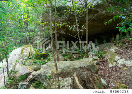 【世界遺産 嚴島神社】大聖院と弥山を結ぶ参道にある賽の河原2 広島県廿日市市 【世界遺産 嚴島神社】大聖院と弥山を結ぶ参道にある賽の河原2 広島県廿日市市 98660258