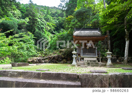 【世界遺産　嚴島神社】大聖院と弥山を結ぶ参道にある御瀧神社　広島県廿日市市 98660263