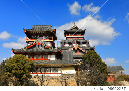 【京都府】晴天下の伏見桃山城　大天守と小天守 98660277