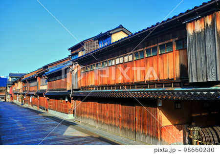 【石川県】快晴下の金沢　ひがし茶屋街 98660280