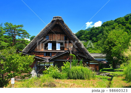 【岐阜県】晴天下の白川郷　和田家住宅 98660323