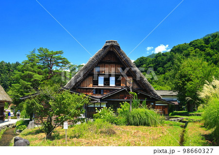【岐阜県】晴天下の白川郷 和田家住宅 【岐阜県】晴天下の白川郷 和田家住宅 98660327