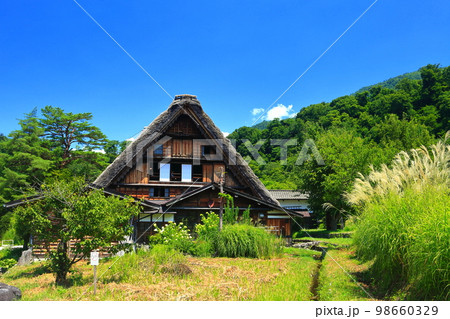 【岐阜県】晴天下の白川郷　和田家住宅 98660329