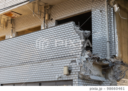 マンションの解体工事　ベランダの取り壊し 98660461