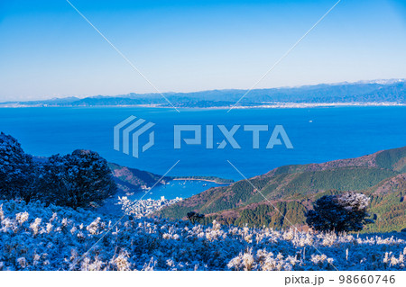 （静岡県）雪化粧した達磨山高原から望む戸田港 98660746