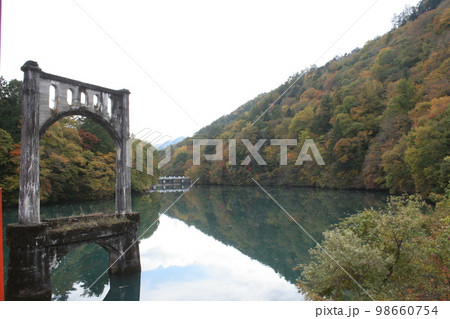 ダム湖 98660754