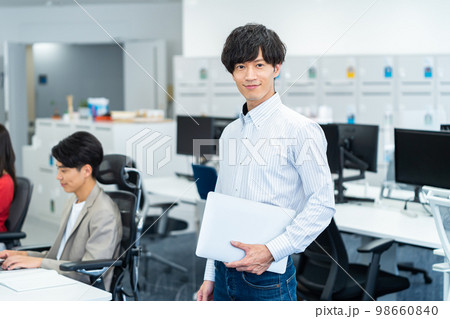 ノートパソコンを持つビジネスマン ノートパソコンを持つビジネスマン 98660840