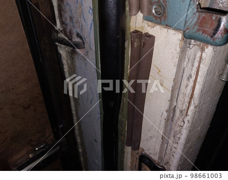 Installing a door seal against drafts and odors Installing a door seal against drafts and odors 98661003