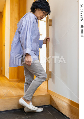 シニア　玄関　手すり 98661295