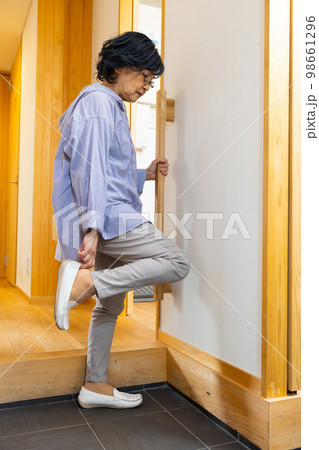 シニア　玄関　手すり 98661296