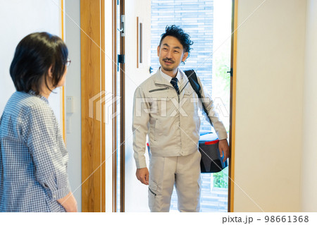 玄関　業者　シニア 98661368