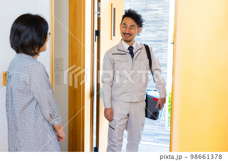 玄関　業者　シニア 98661378