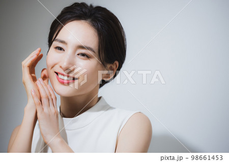 ショートヘアの女性　 98661453