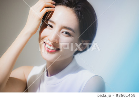 ショートヘアの女性　 98661459