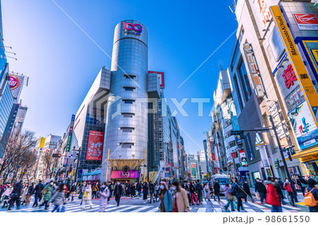 日本の東京都市景観 5類に引き下げ5月8日・あす政府決定へ。4人に1人が感染……=1月26日、渋谷 日本の東京都市景観 5類に引き下げ5月8日・あす政府決定へ。4人に1人が感染……=1月26日、渋谷 98661550