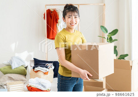 引越しする若い女性 98661625