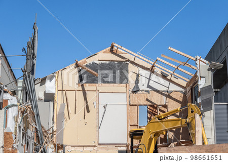 重機と木造アパートの解体工事現場 98661651
