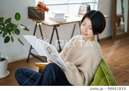 リビングでくつろぐ若い女性 98661839